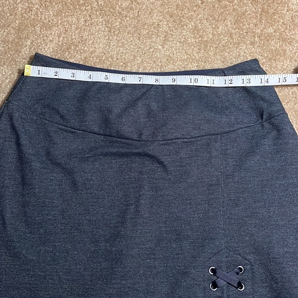 Adorable stretch denim skort with faux laces, size small, New without tags - Picture 6 of 7